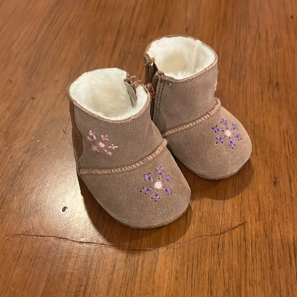 Weebok by Reebok Mini Snowflake Baby Infant Booties Boots and Mitts set Size 0